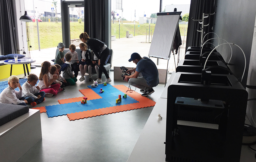 ZORTRAX Children programing the robots
